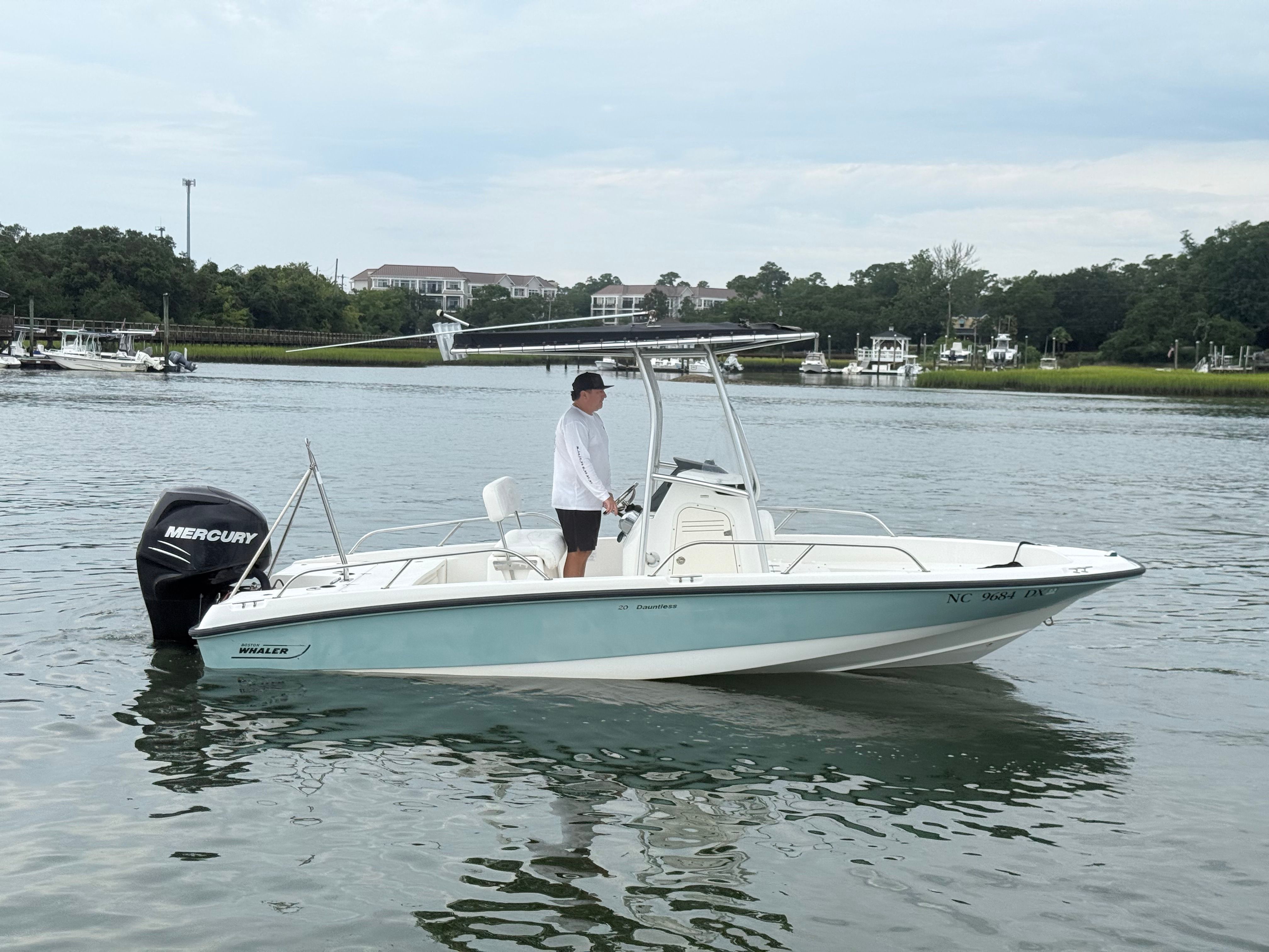 2013 Boston Whaler 200 Dauntless