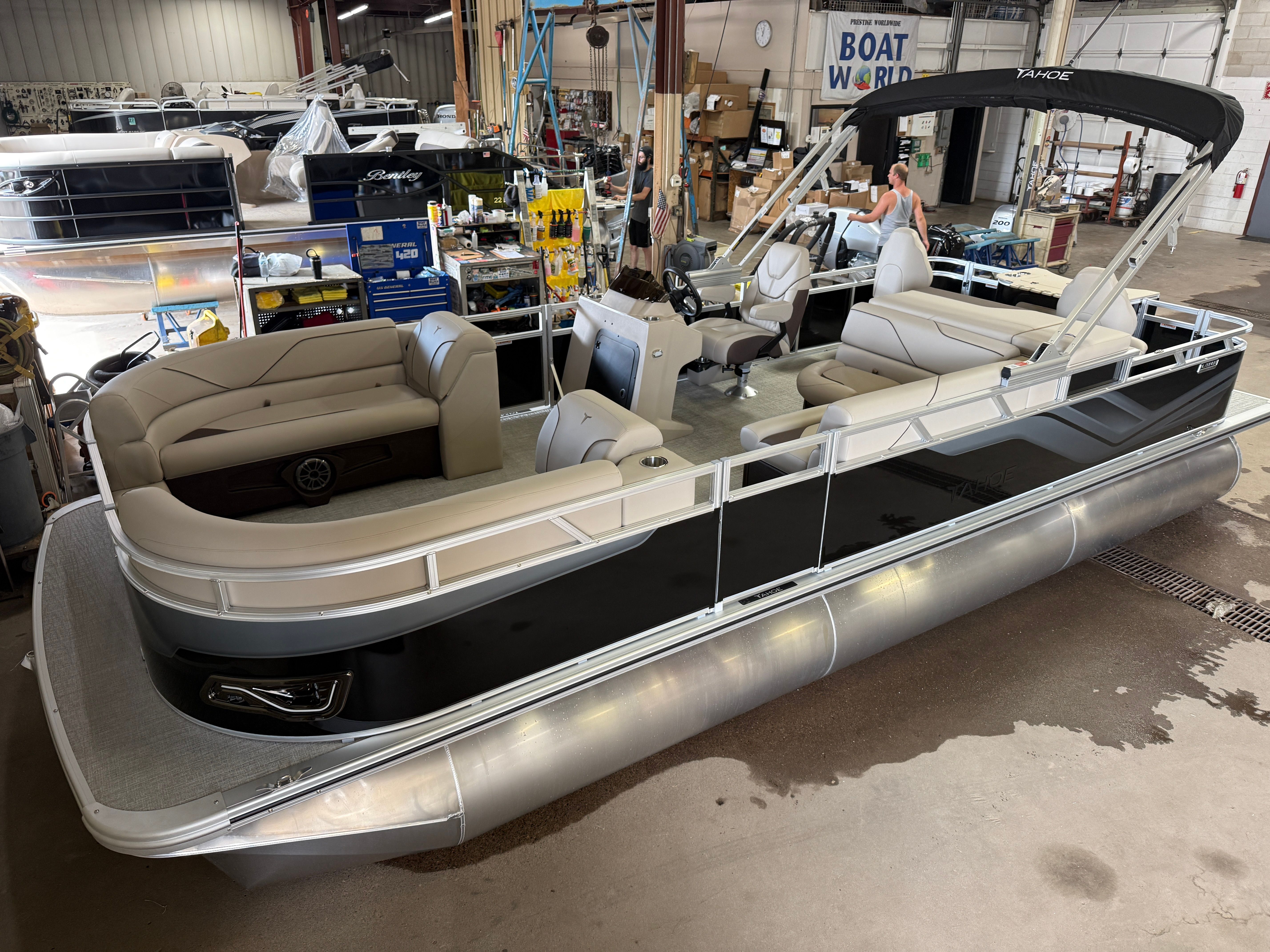 2026 Tahoe Sport 2385 Rear Fish & Honda 4-Stroke EFI