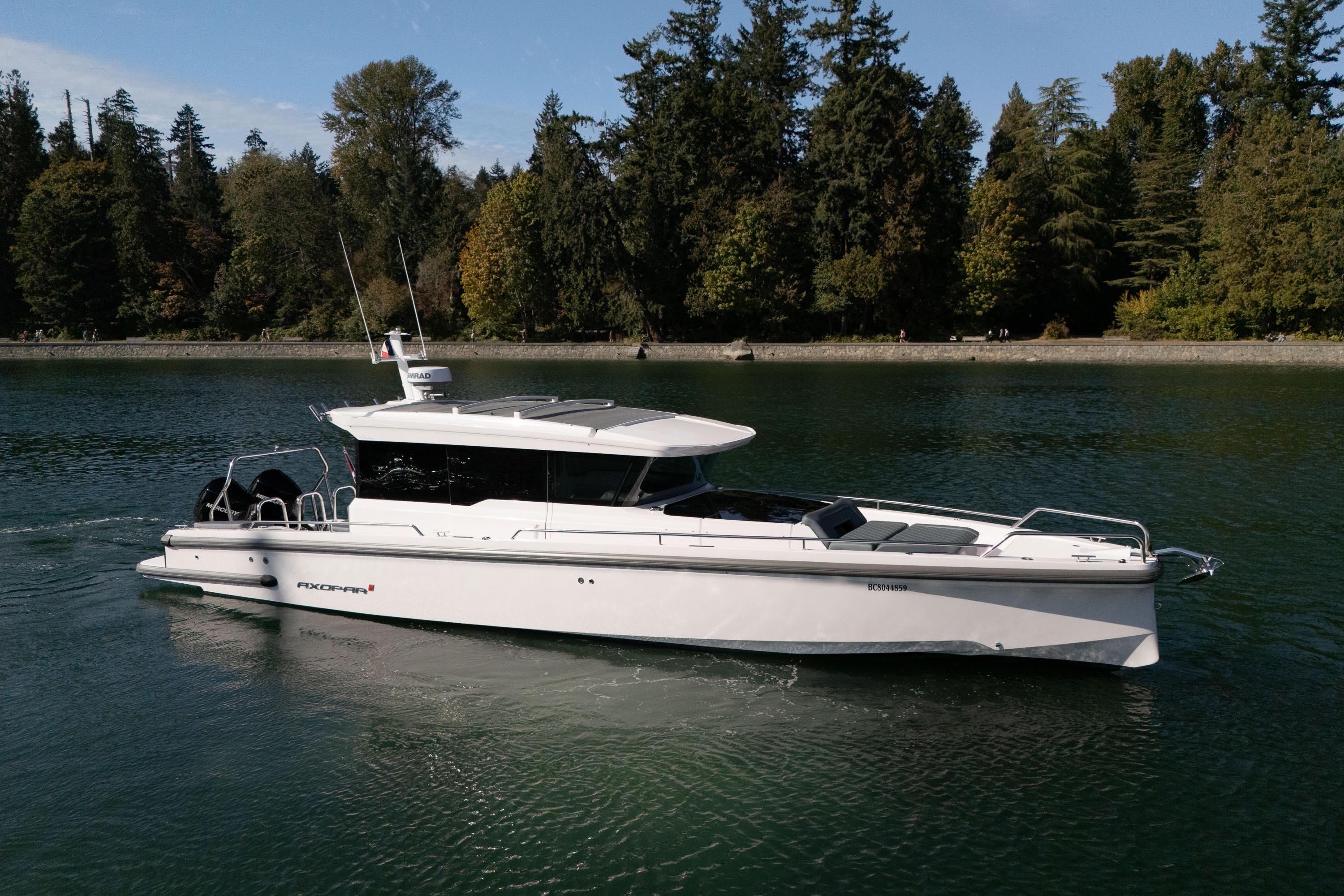 2022 Axopar 37 Cross Cabin