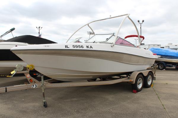 Four Winns HORIZION 200 2005 Four Winns HORIZON 200 boat on trailer, parked outdoors.