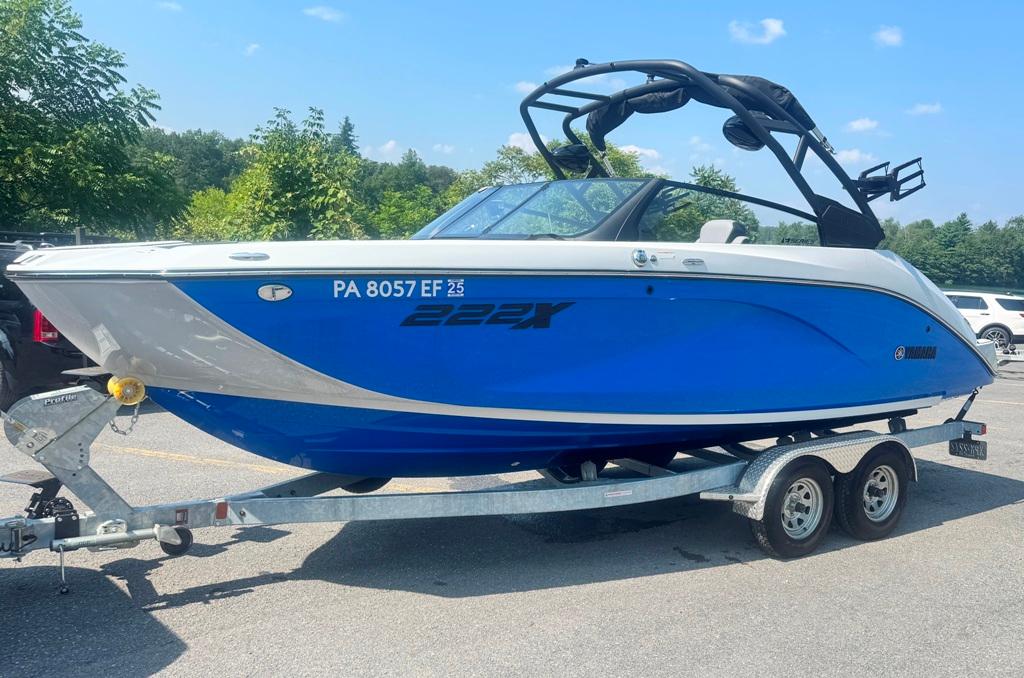 Yamaha Boats 222XE 2024 Yamaha Boats 222XE in blue on a trailer, parked outdoors.