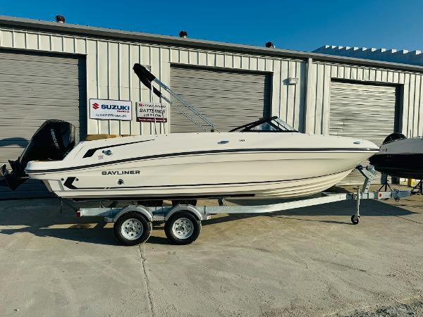 Bayliner VR6 Bowrider OB 2025 Bayliner VR6 Bowrider OB on trailer, parked outside a garage.