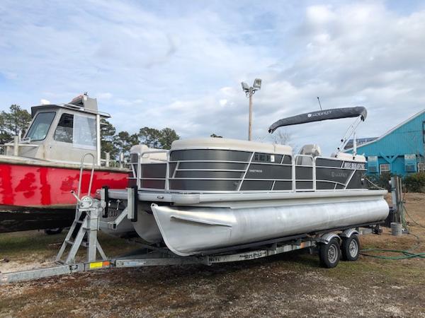 Sweetwater 2286 2021 Sweetwater 2286 pontoon boat on a trailer, parked outdoors.