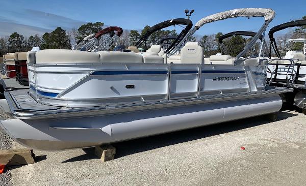 Starcraft SLS3 2024 Starcraft SLS3 pontoon boat on display in a marina.