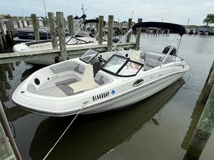 Bayliner VR6 Bowrider OB 2023 Bayliner VR6 Bowrider OB docked at marina, featuring sleek design and spacious seating.