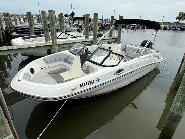 Bayliner VR6 Bowrider OB 2023 Bayliner VR6 Bowrider OB docked at marina, featuring sleek design and spacious seating.