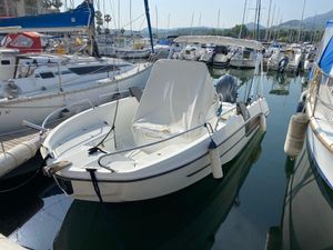 Beneteau Flyer 6.6 Spacedeck 2016 Beneteau Flyer 6.6 Spacedeck moored in a marina, surrounded by other boats.
