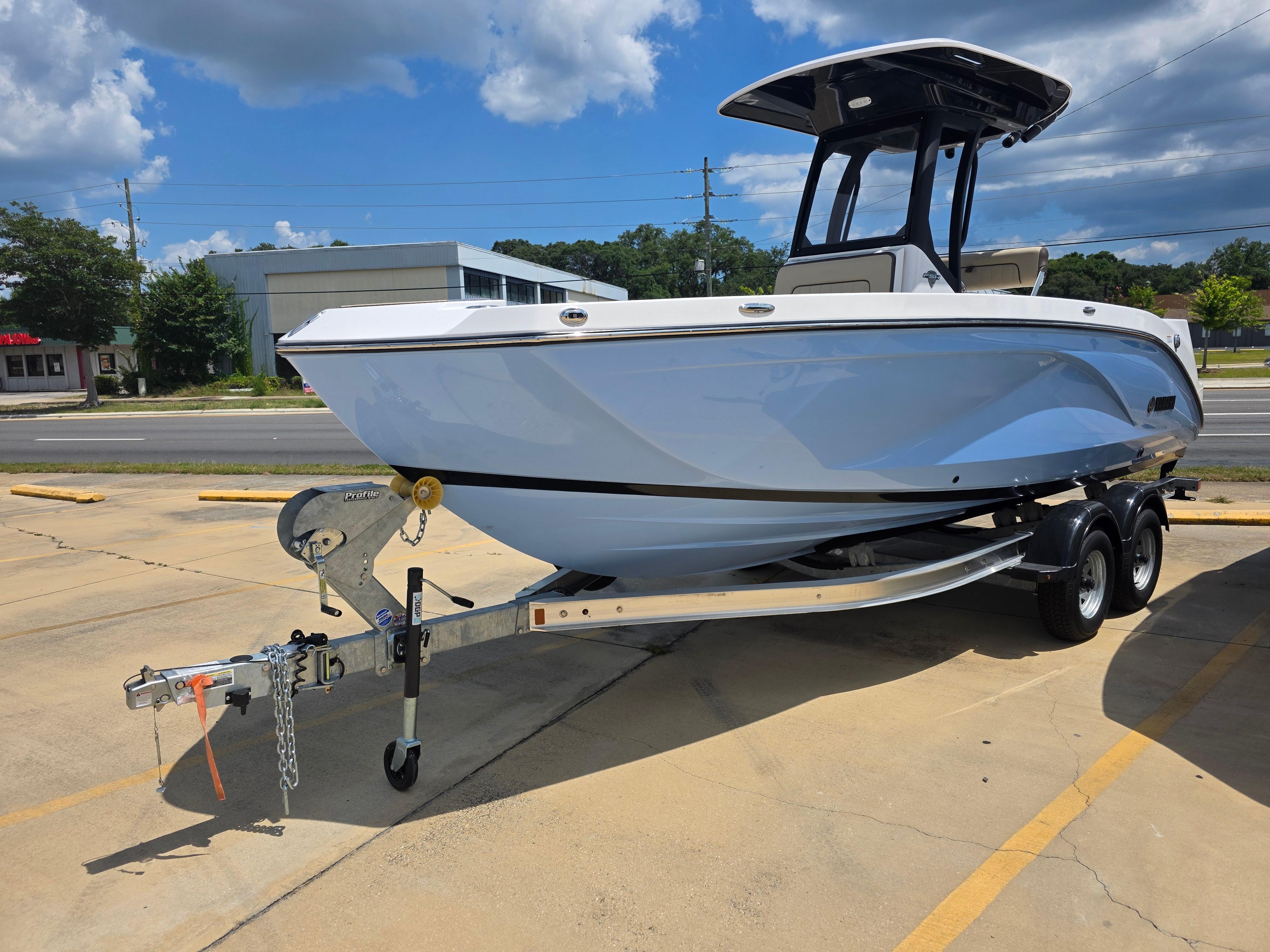 Yamaha Boats 222 FSH Sport E 2025 Yamaha Boats 222 FSH Sport E on trailer, parked outdoors under a cloudy sky.
