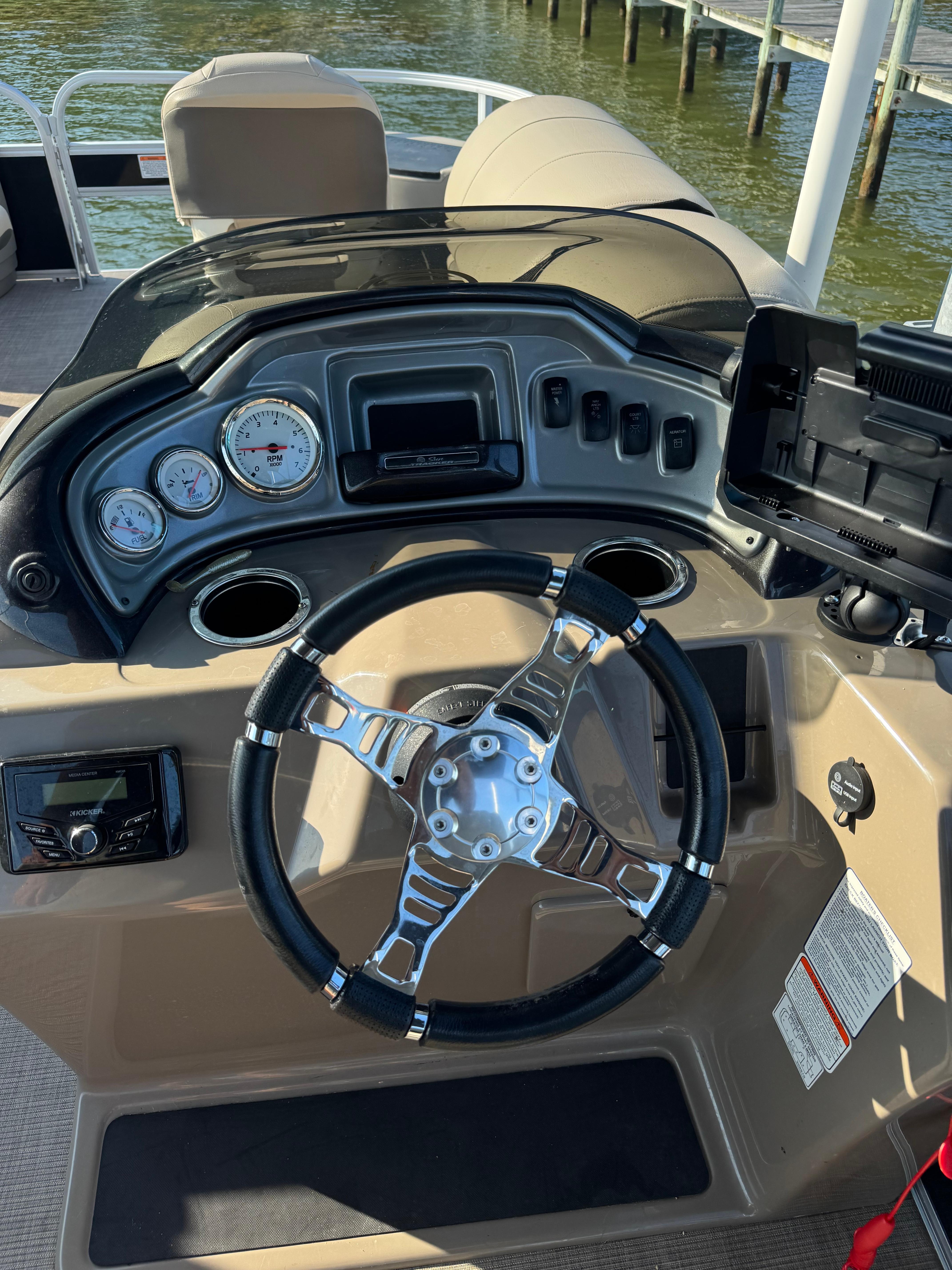 2022 Sun Tracker Fishin' Barge 20 DLX