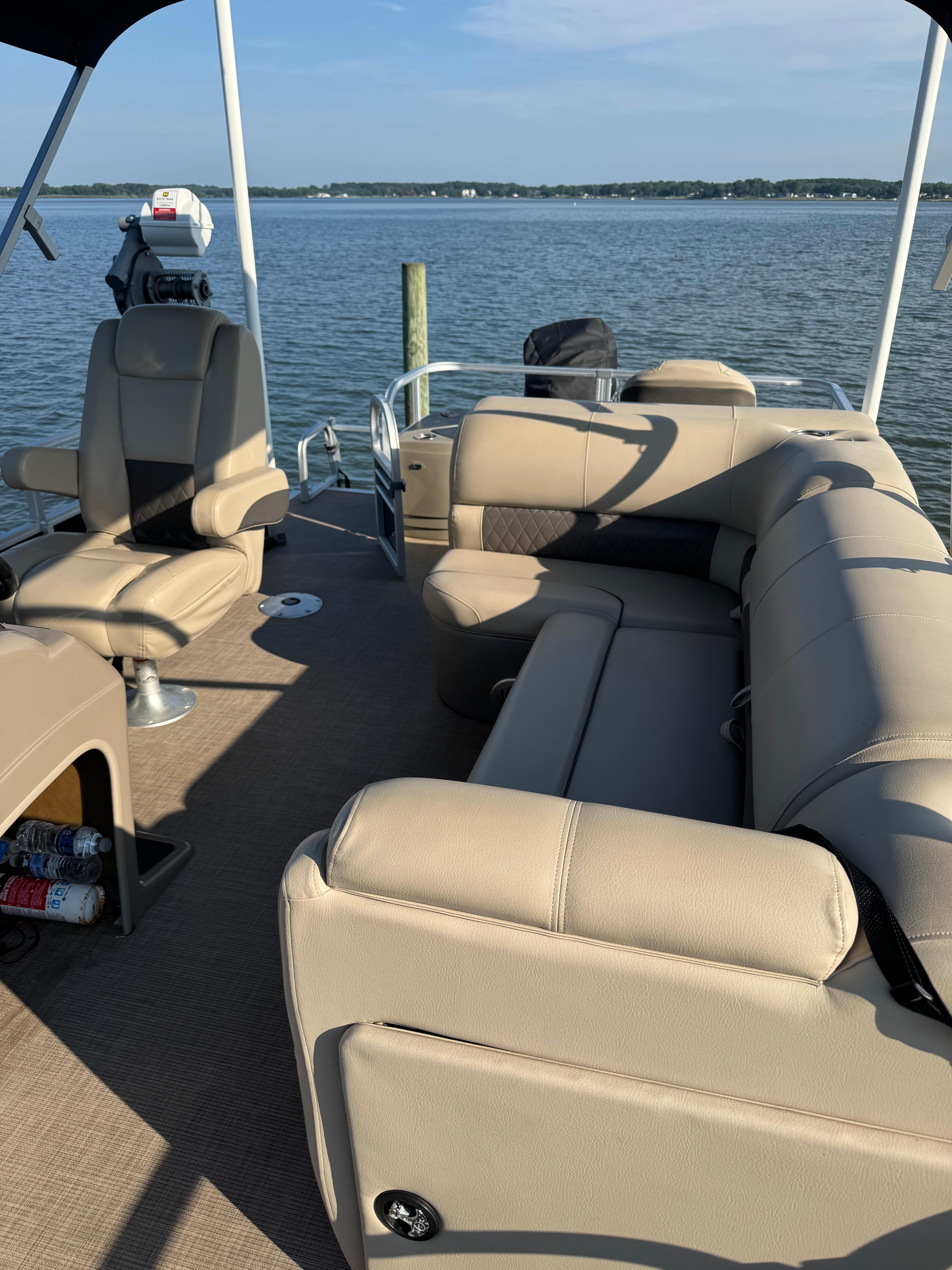 2022 Sun Tracker Fishin' Barge 20 DLX