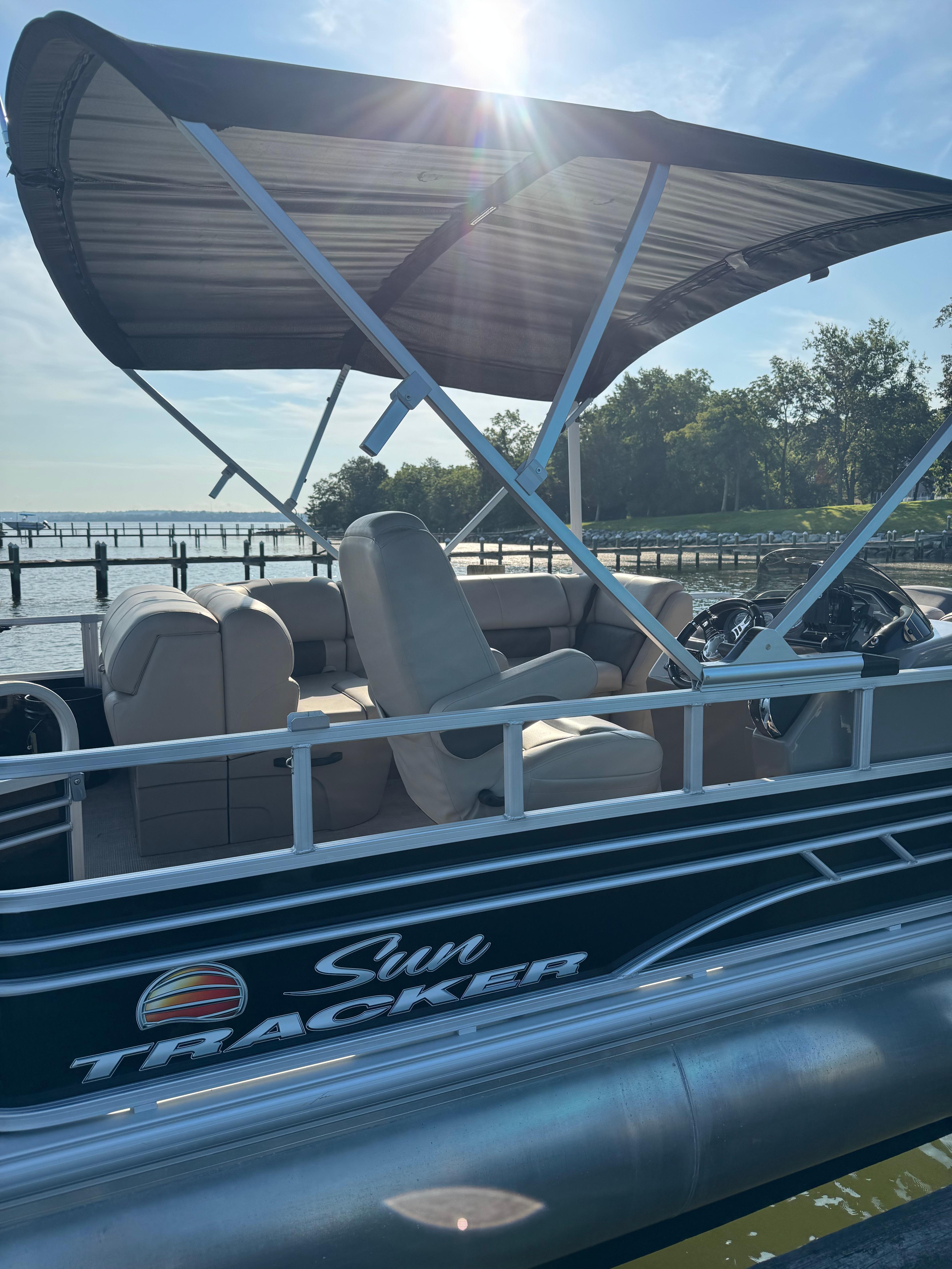 2022 Sun Tracker Fishin' Barge 20 DLX