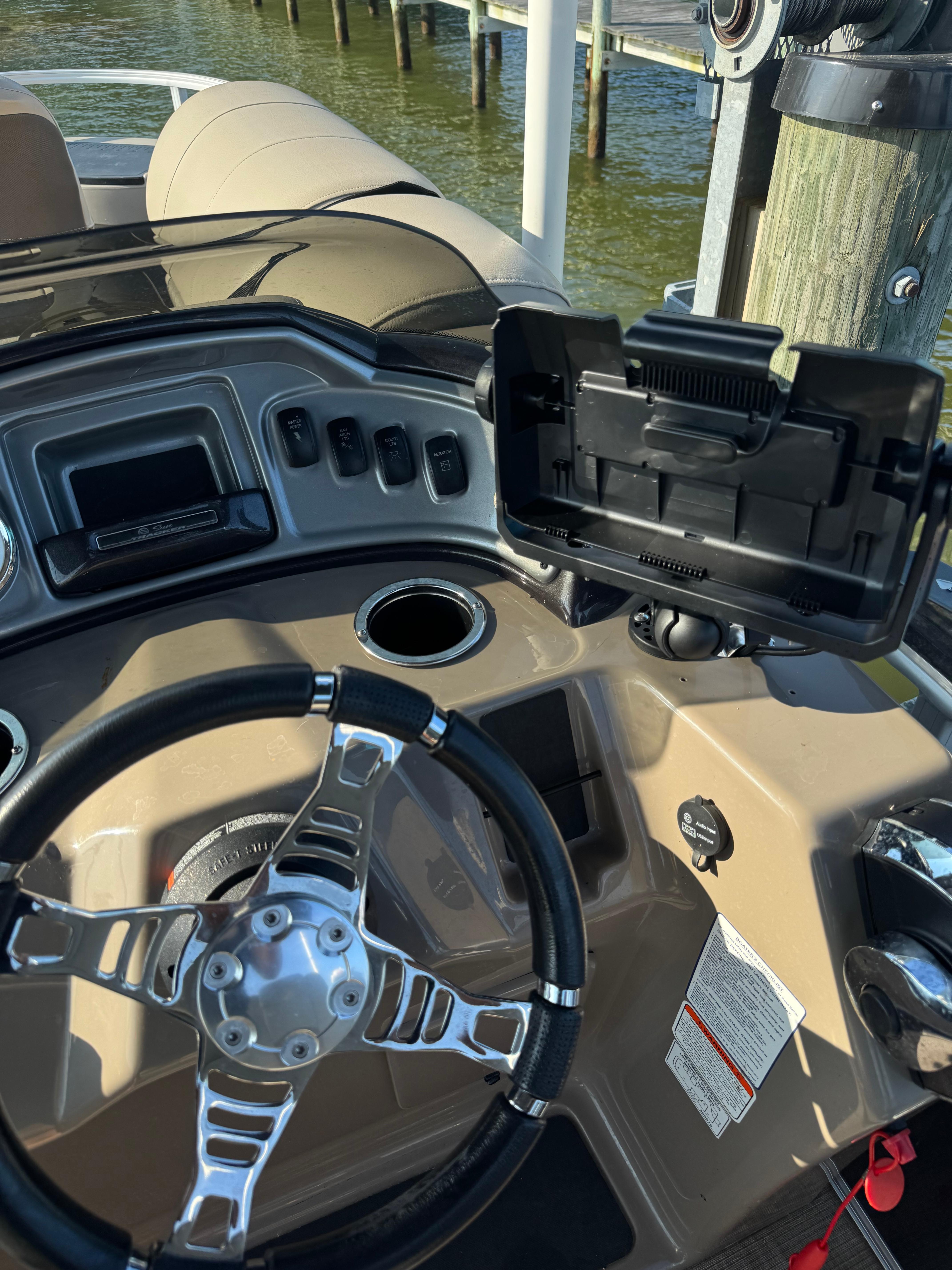 2022 Sun Tracker Fishin' Barge 20 DLX