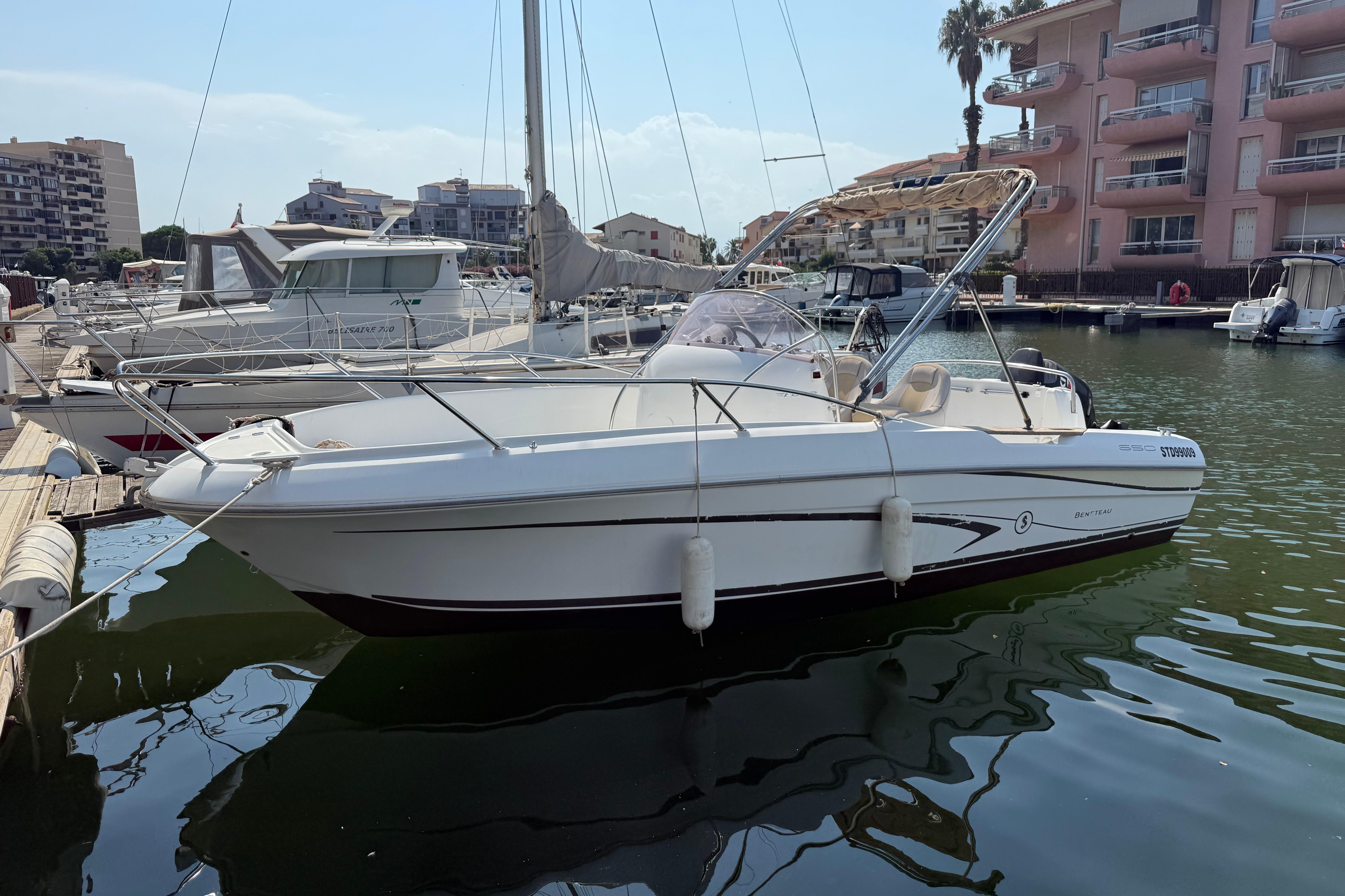 Beneteau Flyer 650 Open 2009 Beneteau Flyer 650 Open boat docked in a marina, surrounded by other vessels.