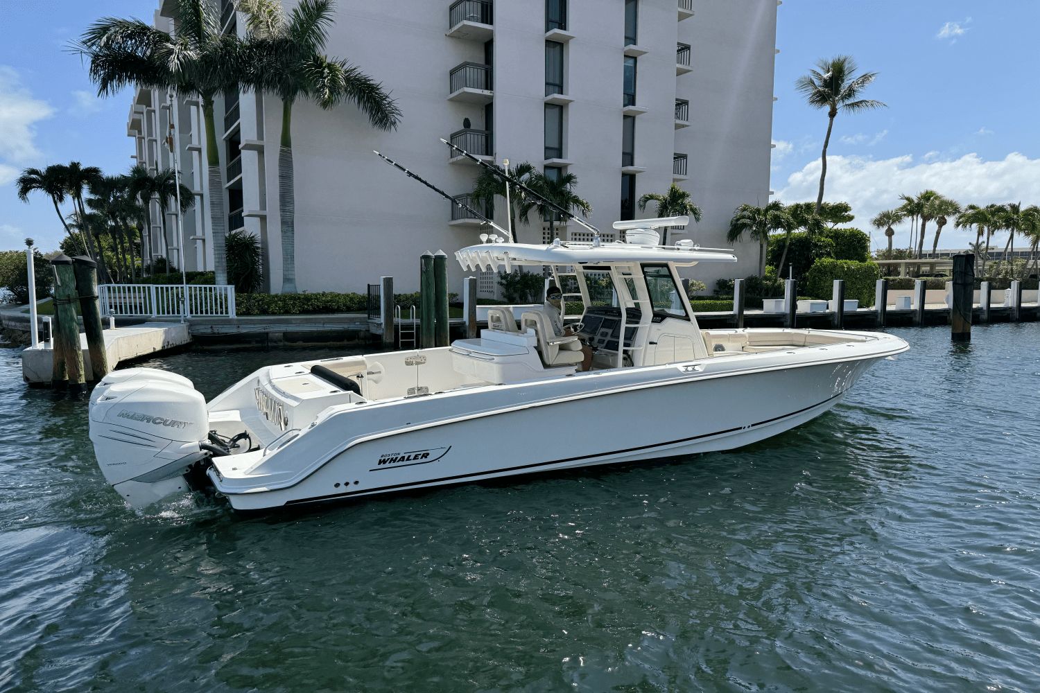 2016 Boston Whaler 330 Outrage