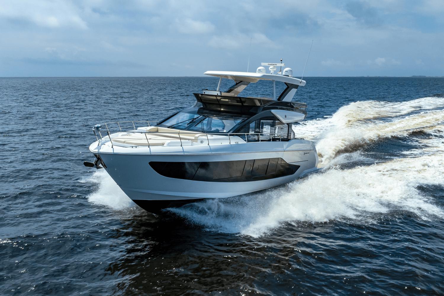 2025 Cruisers Yachts 57 Fly