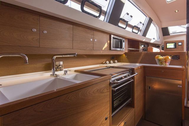 Manufacturer Provided Image: Wauquiez Pilot Saloon 48