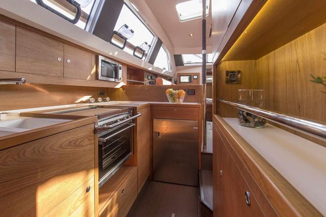 Manufacturer Provided Image: Wauquiez Pilot Saloon 48
