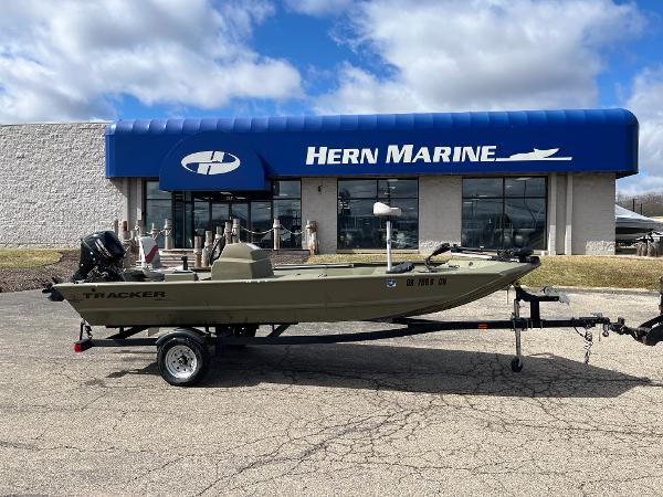 Tracker Grizzly 1648 SC 2022 Tracker Grizzly 1648 SC boat on trailer outside Hern Marine dealership.