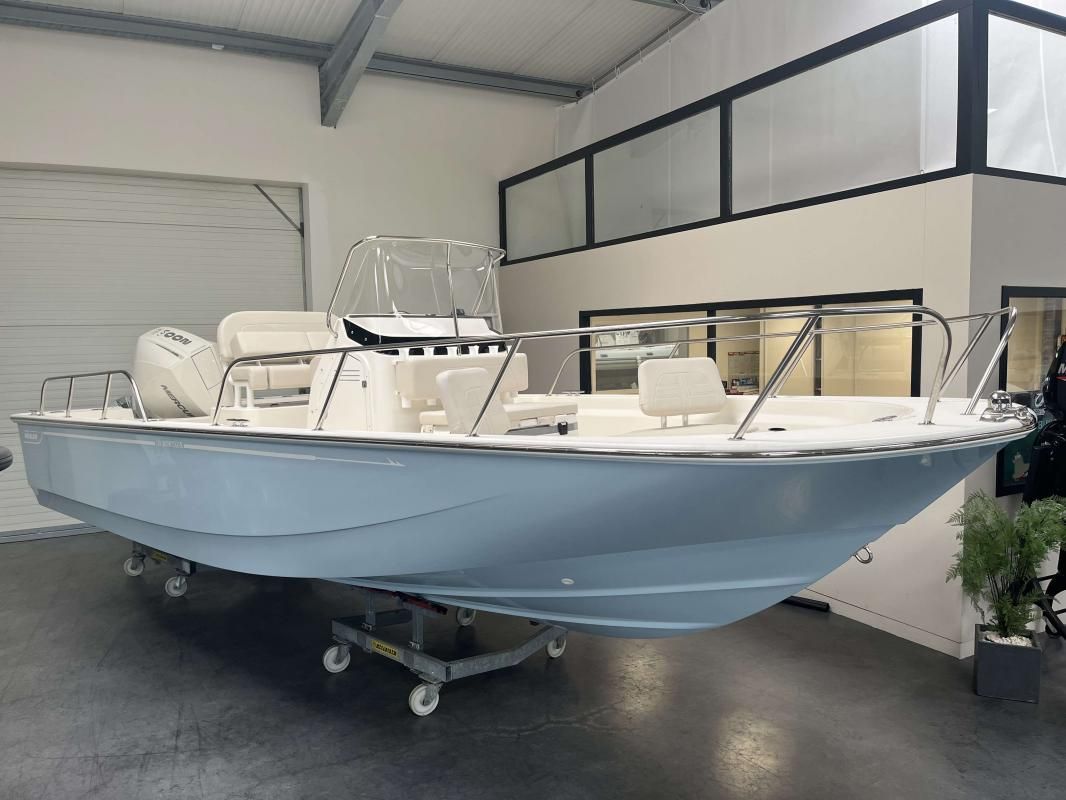 2023 Boston Whaler 210 Montauk