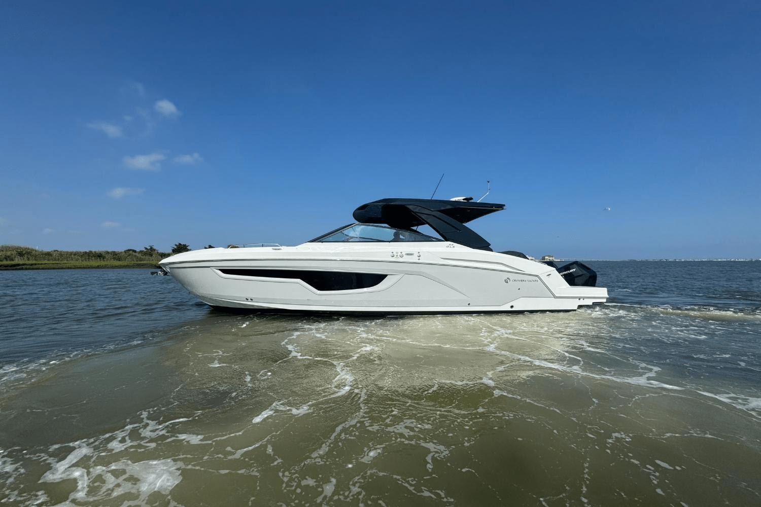 2025 Cruisers Yachts 34 GLS Outboard