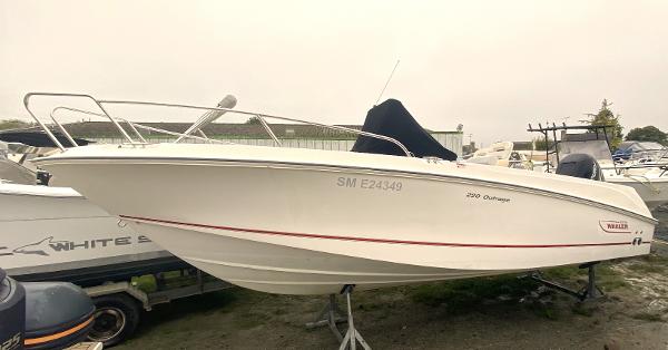 Boston Whaler 220 Outrage Boston Whaler 220 outrage