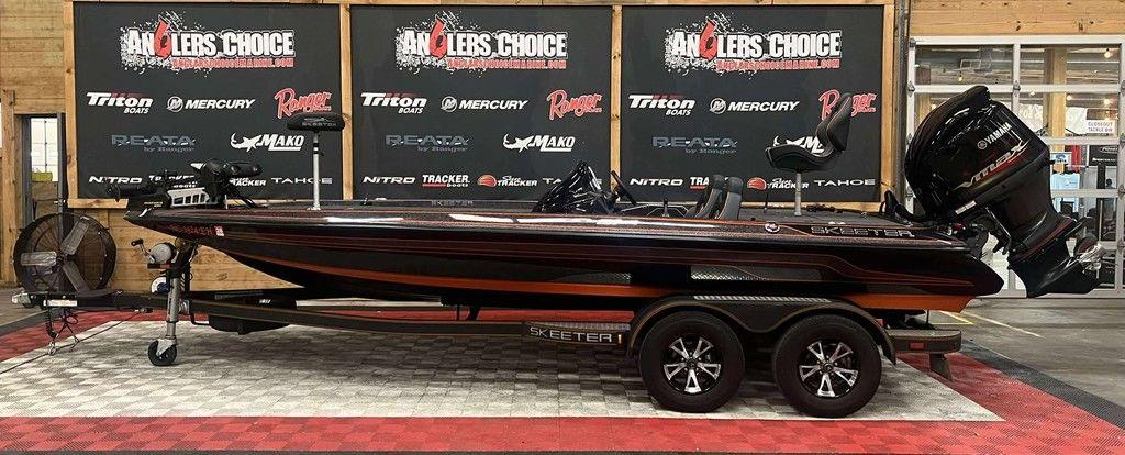Skeeter ZX250 2018 Skeeter ZX250 bass boat displayed at Angler's Choice showroom.
