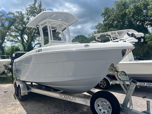 2022 Robalo R222 Center Console