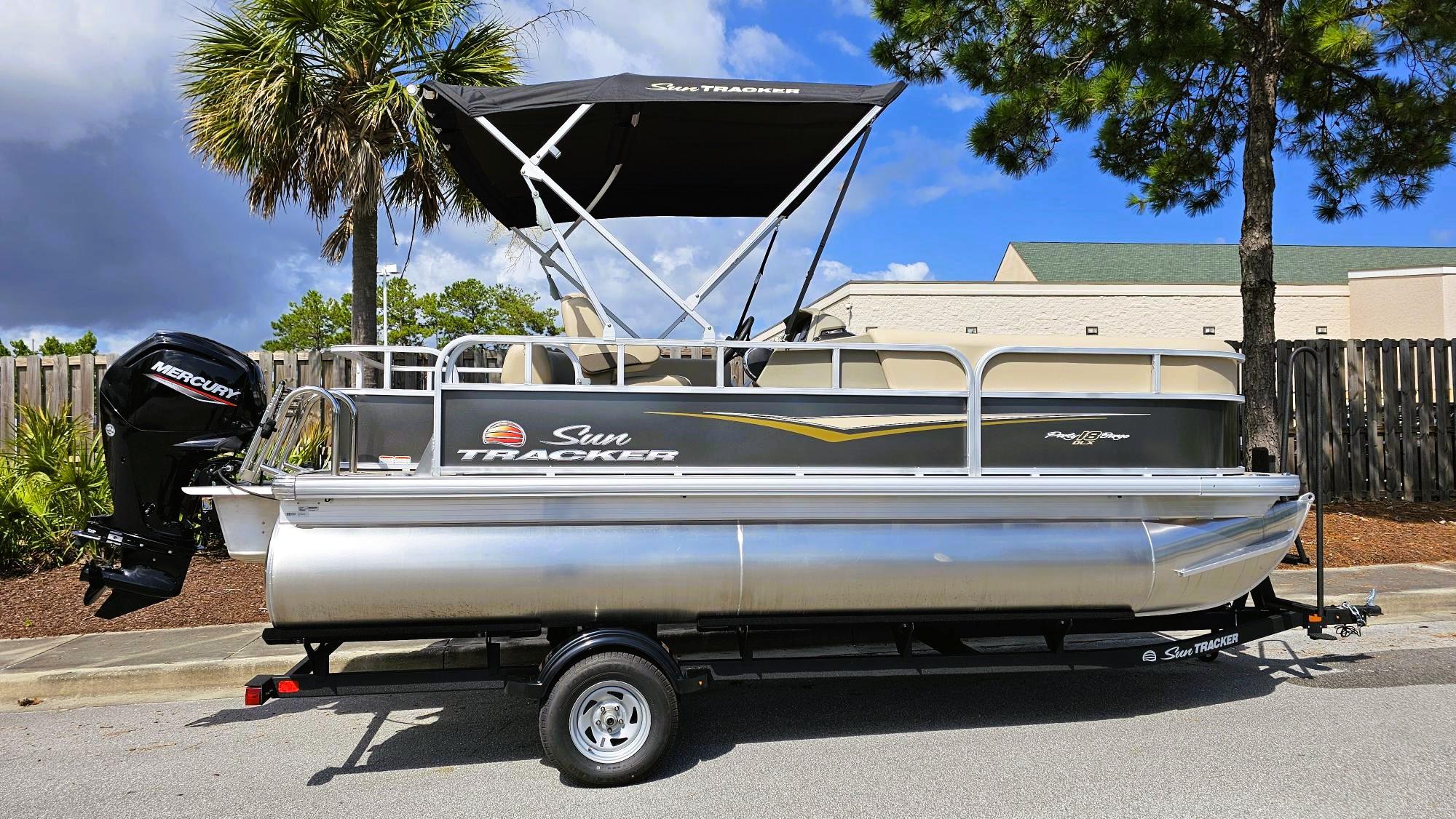 2025 Sun Tracker Party Barge 18 DLX