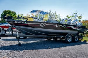 Lund 2025 Pro-V Magnum SE 2006 Lund 2025 Pro-V Magnum SE boat on trailer, outdoors, with Honda engines.