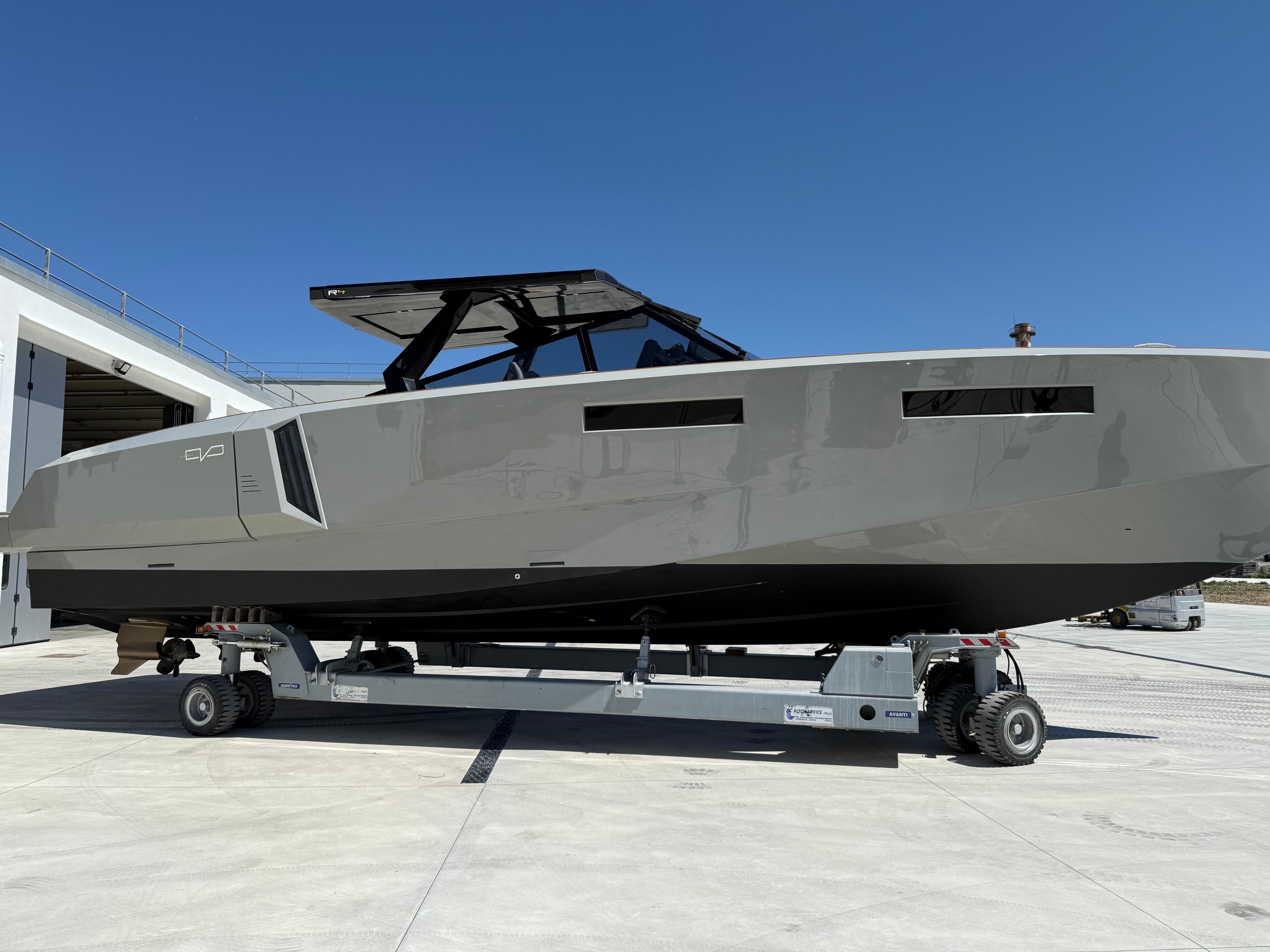 2025 Evo Yachts R4