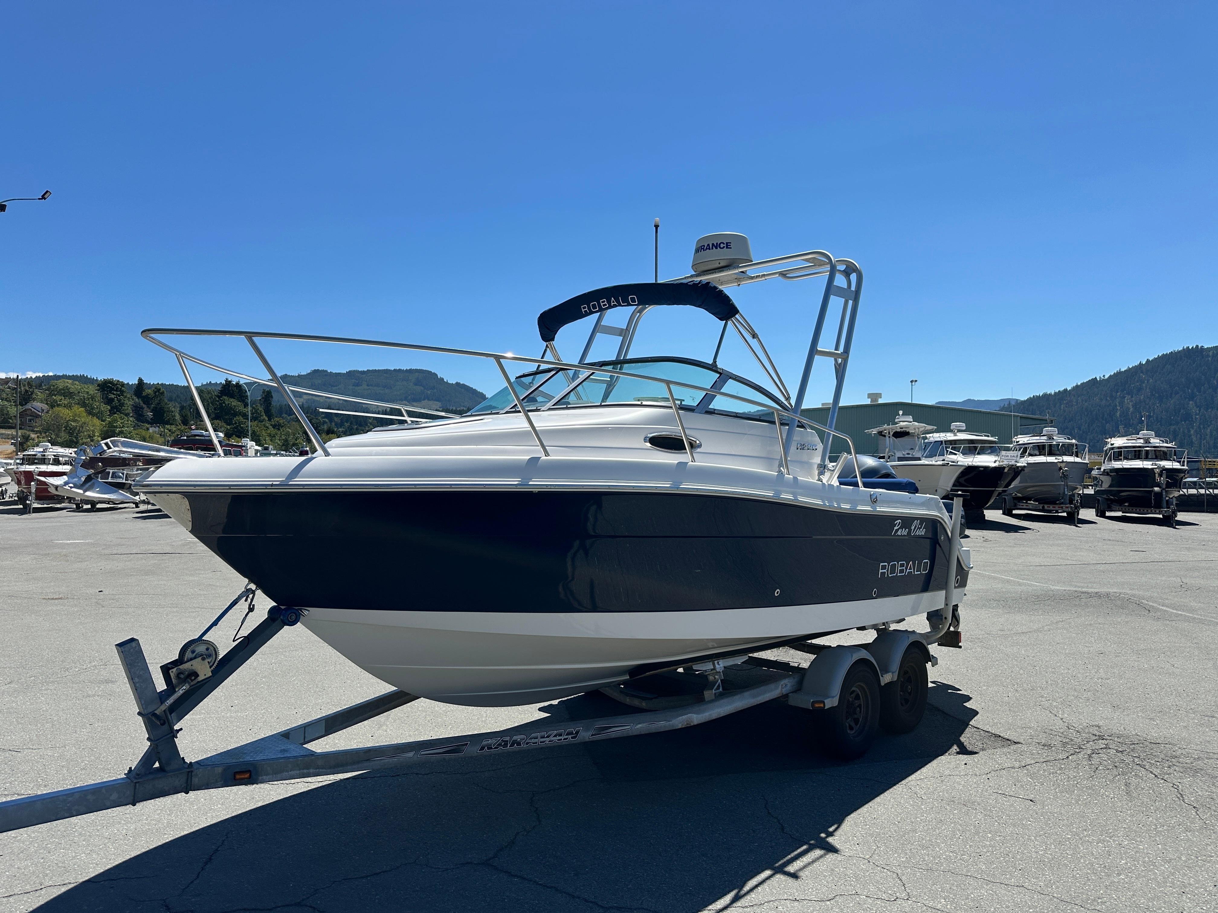 2011 Robalo R225