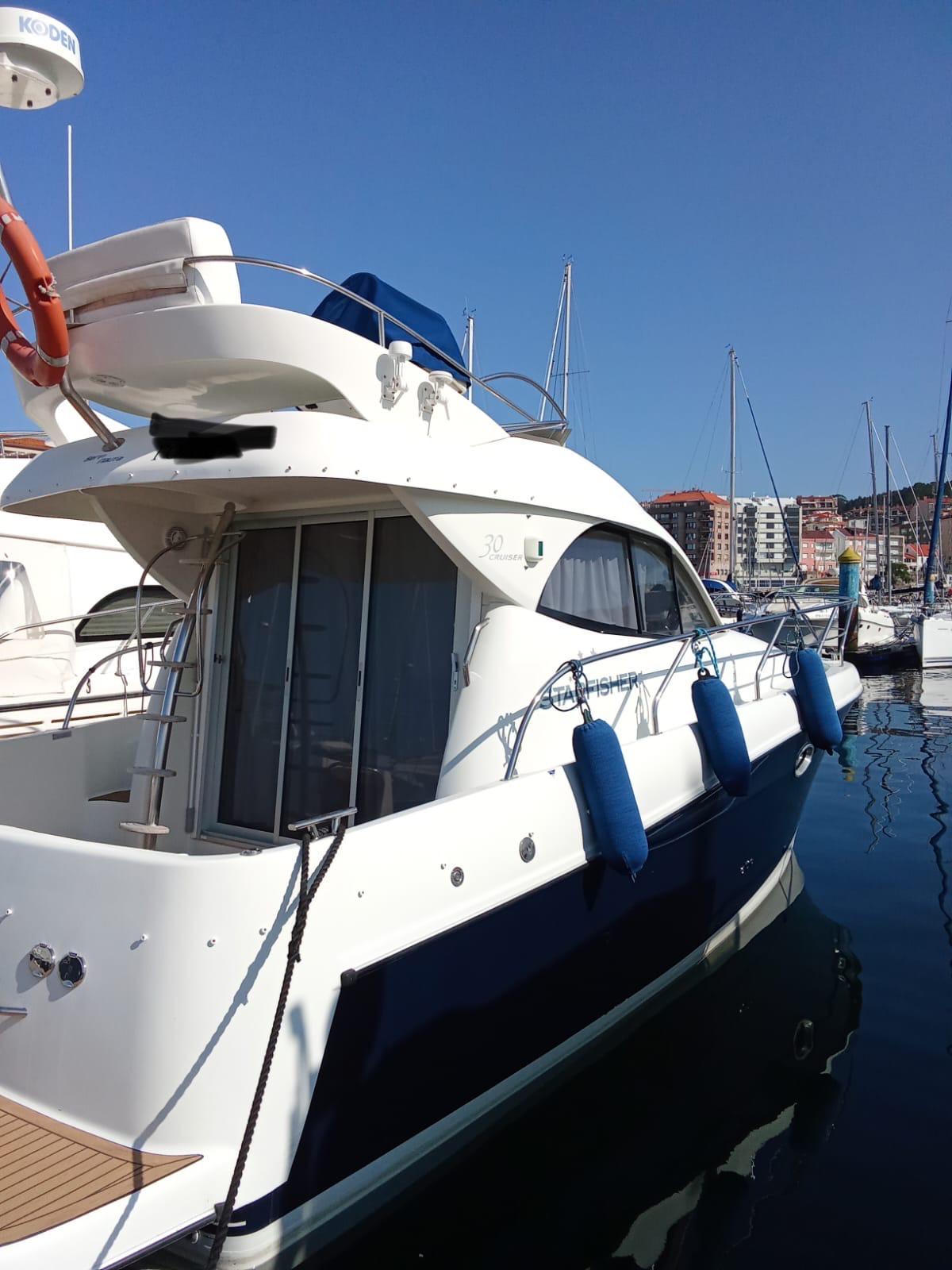 Starfisher CRUISER 30 FLY Starfisher CRUISER 30 FLY 2007 yacht docked in marina under clear blue sky.