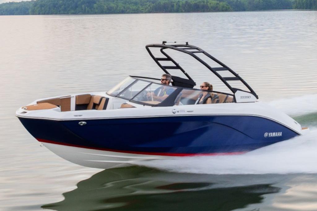 Yamaha Boats 222SE 2026 Yamaha Boats 222SE cruising on a serene lake with passengers.