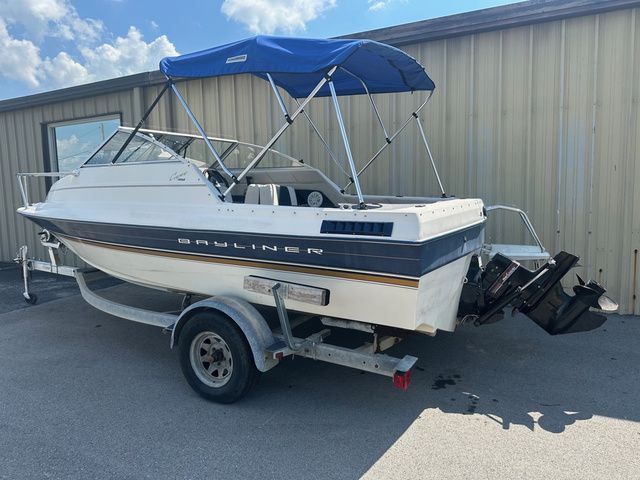 1996 Bayliner 1952 Capri Cuddy