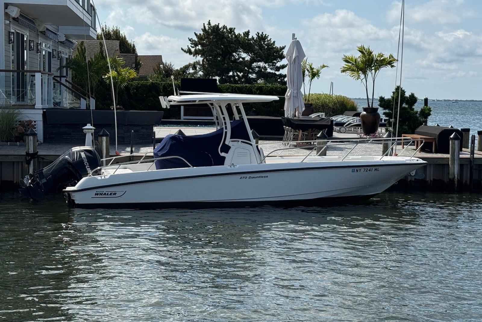 2015 Boston Whaler 270 Dauntless