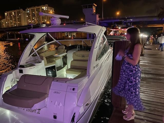 2013 Cruisers Yachts 380 Express