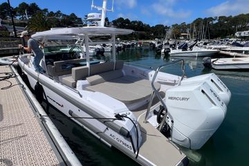 2025 Axopar 37' Sun-Top