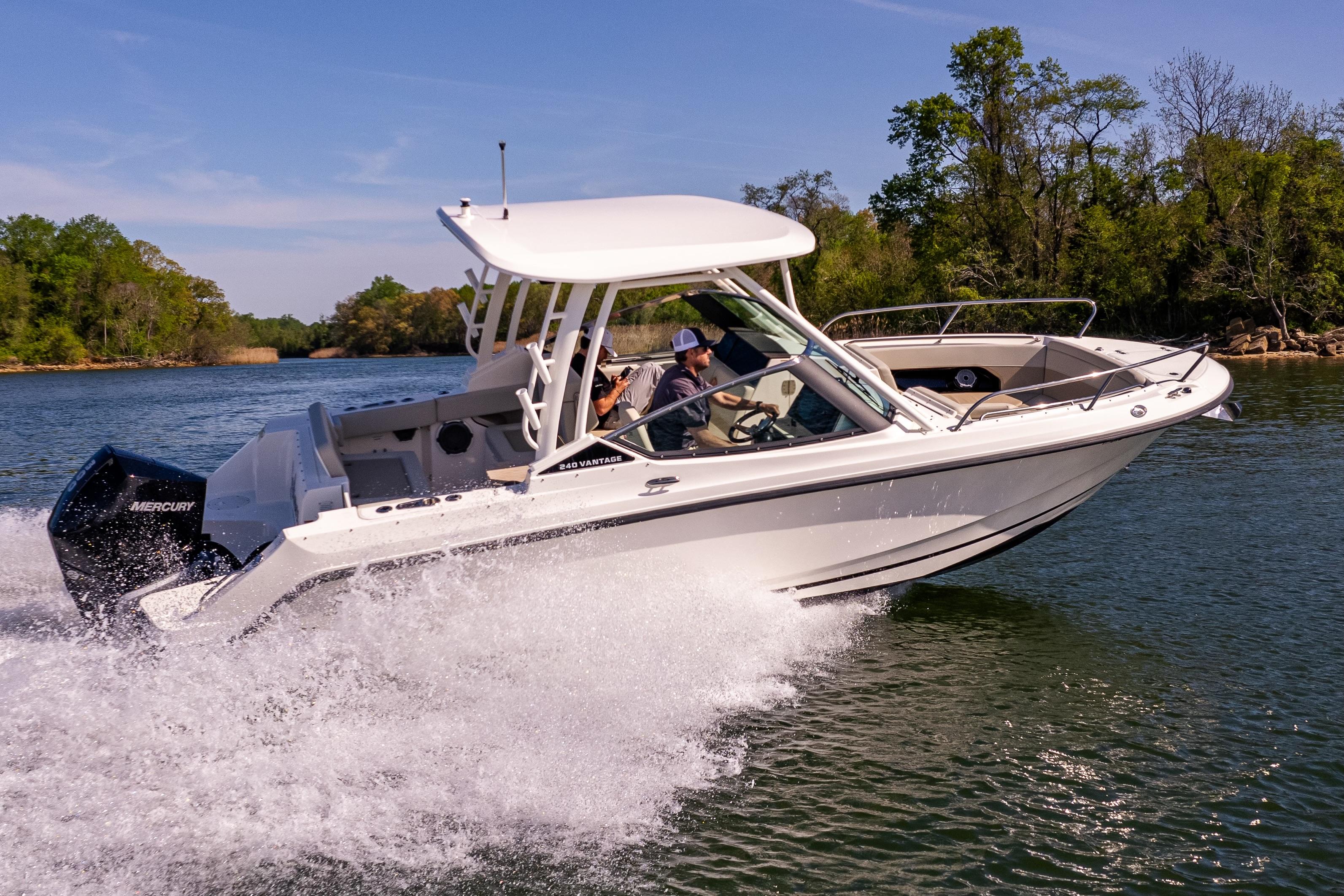 2022 Boston Whaler 240 Vantage
