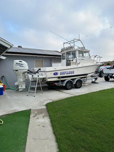 Defiance 220 Admiral EX 2016 Defiance 220 Admiral EX boat on trailer in driveway.
