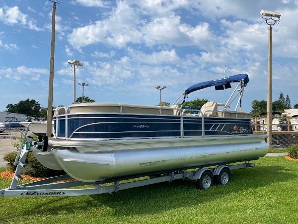 2021 Sun Tracker Party Barge 24 DLX