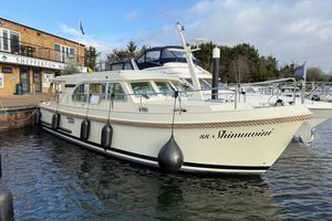 Linssen Grand Sturdy 35 Sedan 2021 Linssen Grand Sturdy 35 Sedan docked at Shepperton Marina.