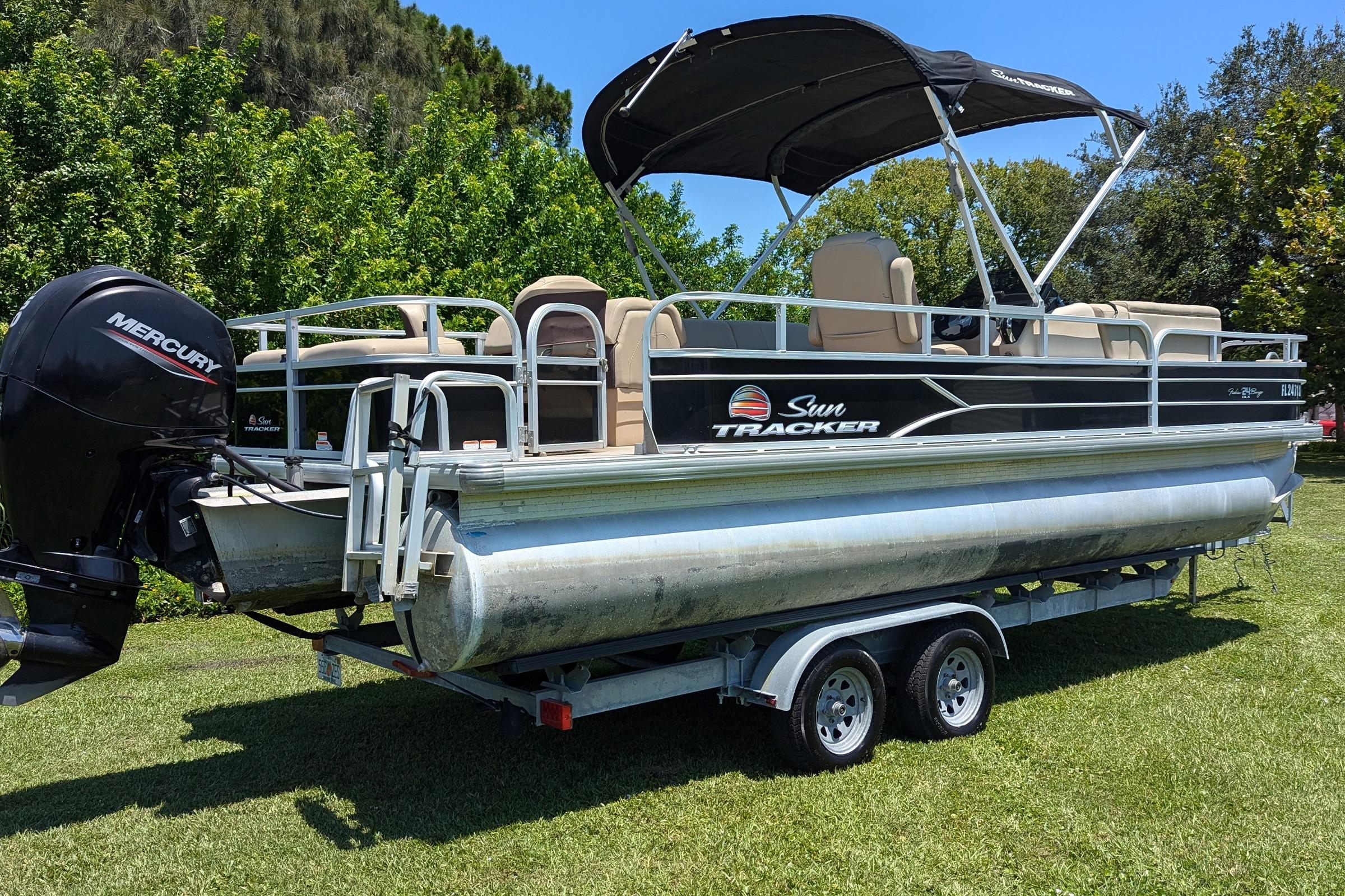2019 Sun Tracker Fishin' Barge 24 DLX