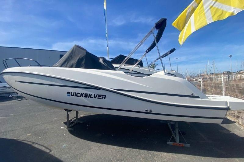 Quicksilver 705 open 2025 Quicksilver 705 Open boat displayed outdoors under a clear blue sky.