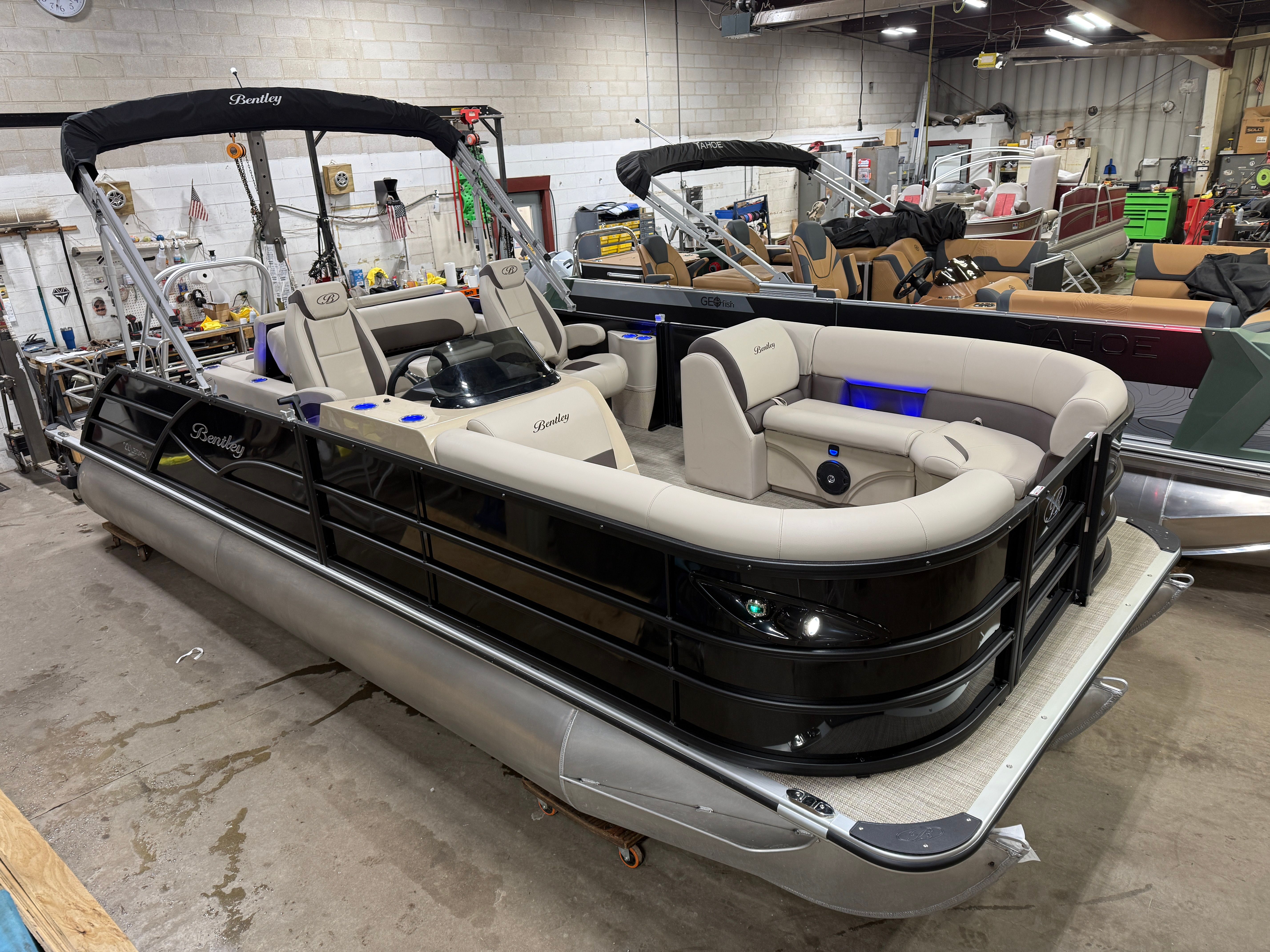 2025 Bentley Pontoons Legacy 223 Swingback Tritoon & Honda 4-Stroke EFI