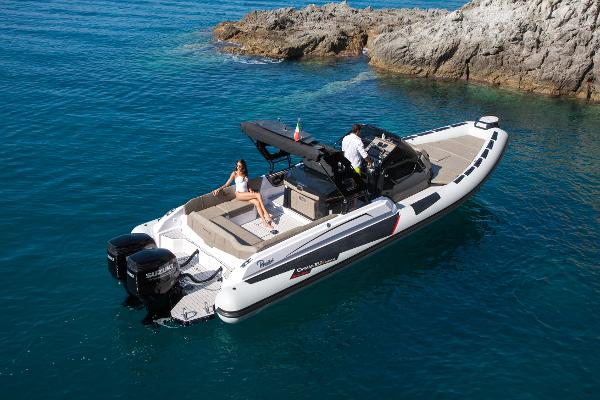 Ranieri CAYMAN 35.0 EXECUTIVE 2025 Ranieri CAYMAN 35.0 EXECUTIVE luxury boat cruising near rocky shoreline.