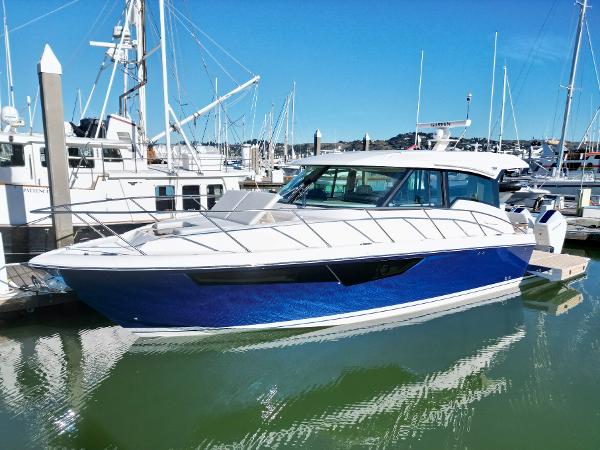 Tiara Yachts 43 LE 2025 Tiara Yachts 43 LE docked in marina, featuring sleek blue and white design.