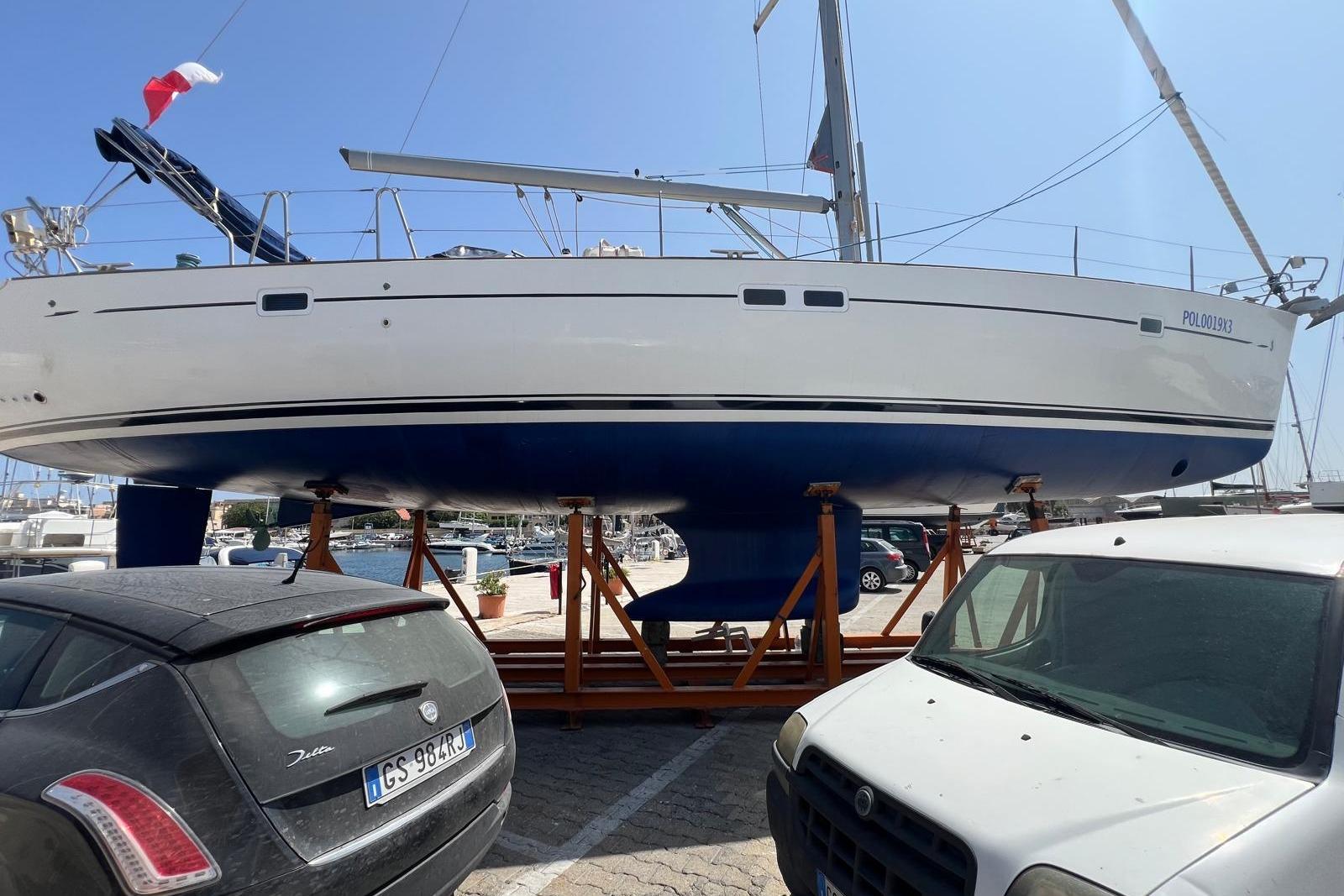 Beneteau Oceanis Clipper 473 2003 Beneteau Oceanis Clipper 473 sailboat on stands in a marina parking area.
