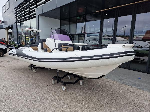 Grand G580HGLF White Decor 2025 Grand G580HGLF White Decor boat displayed outside a showroom.