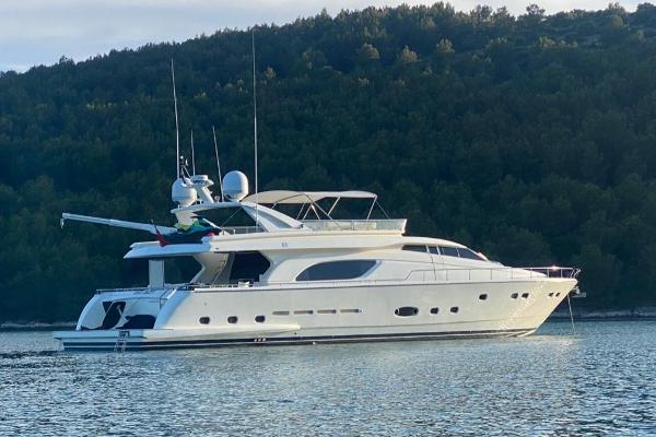 2003 Ferretti Yachts 810