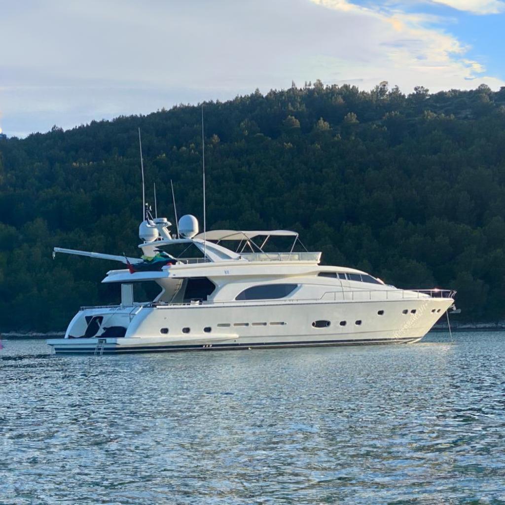 2003 Ferretti Yachts 810